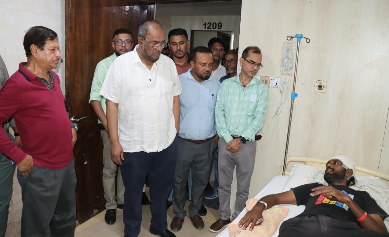 ওসমানী হাসপাতালে হামলায় আহত সাংবাদিককে দেখতে গেলেন সিসিক প্রশাসক